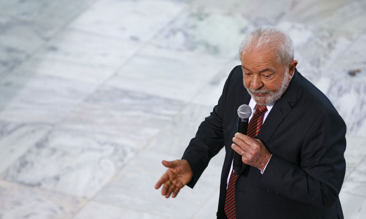"É preciso colocar o rico no imposto de renda", diz Lula